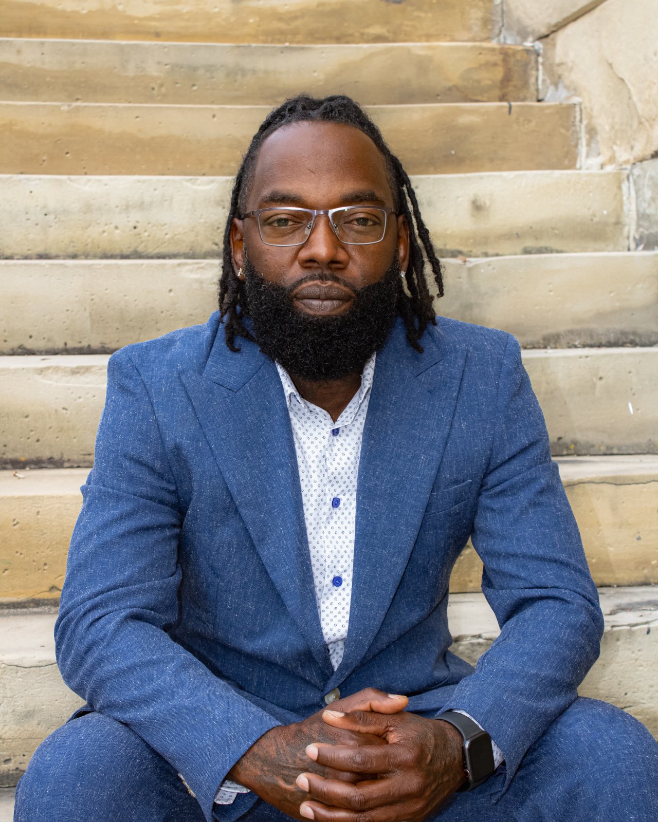LaRon Washington seated on stone steps in downtown Maysville